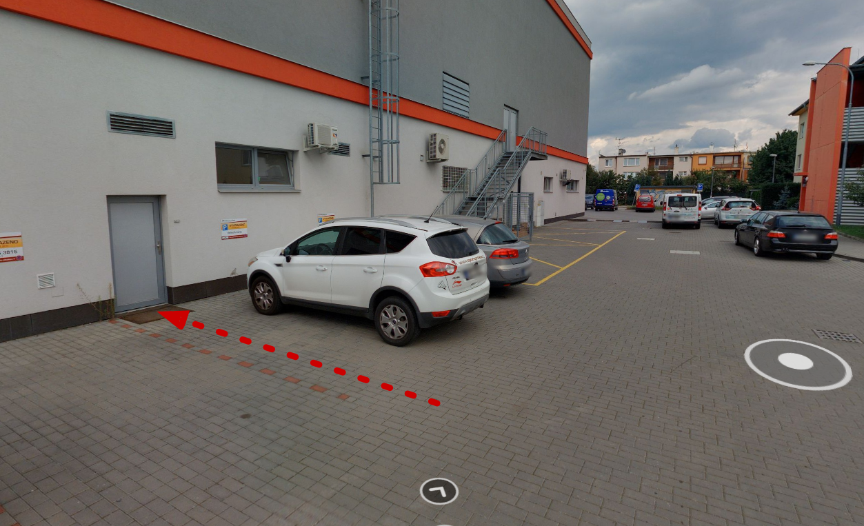 Zadní vchod do PingPoint Slatina